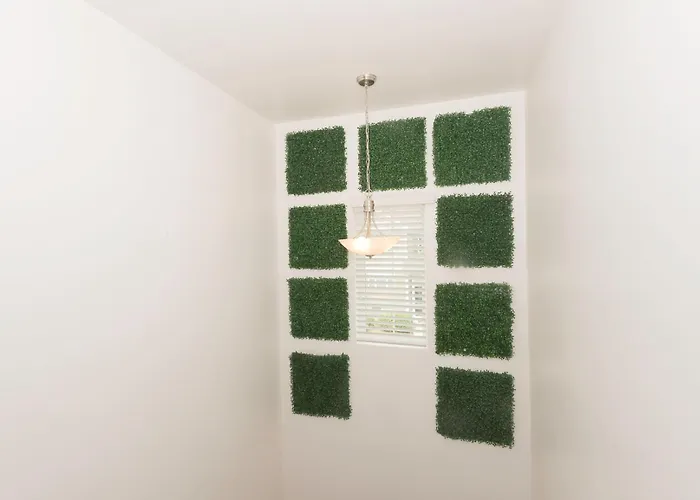 Villa Urban Oasis In Chicago's Suburb